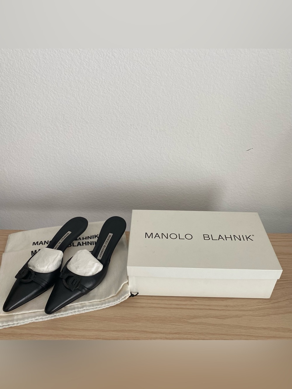 Y2K Manolo Blahnik black leather closed toe mule with kitten heel - Picture 2 of 15
